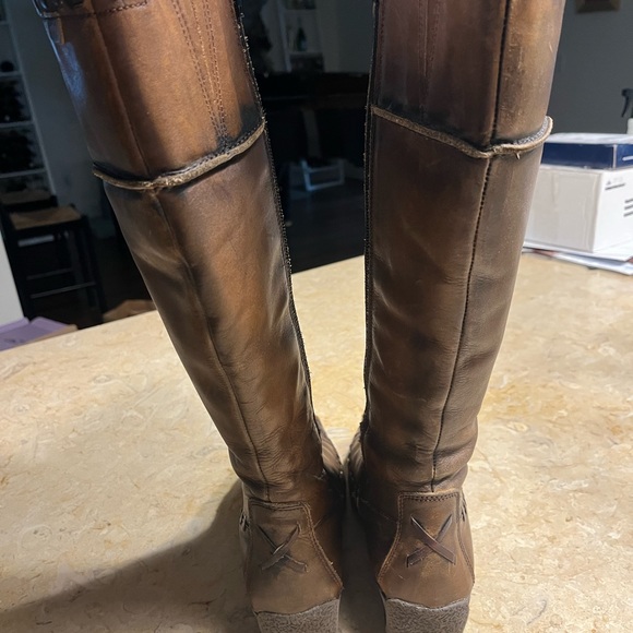 Picolino Distressed Leather Boots with Stitch Detailing and Zipper - Picture 8 of 10